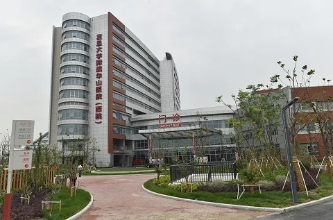 Vue extérieure du campus ouest de l’hôpital Huashan, dans le reportage de l’Université Fudan sur son ouverture en juin 2018.